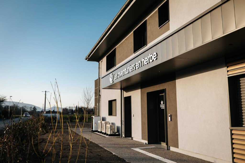 Enfants en activité à la micro-crèche Les Aventuriers en Herbe