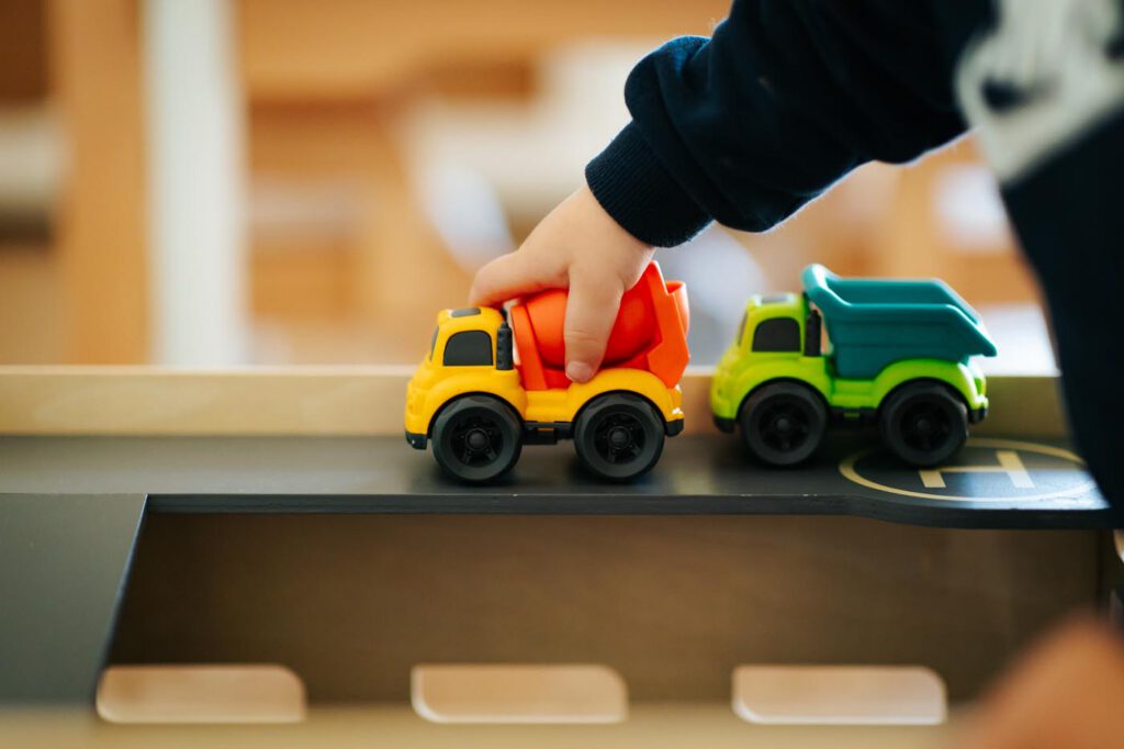 Enfants en activité à la micro-crèche Les Aventuriers en Herbe